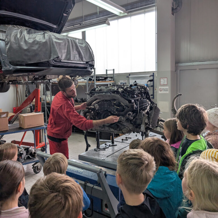 Schüler bei der Berufsorientierung im Autohaus Schmidt & Söhne in Aschersleben