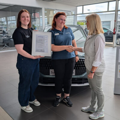 Karolin Bode erhält Zertifikat zur Geprüften Automobil-Serviceassistentin