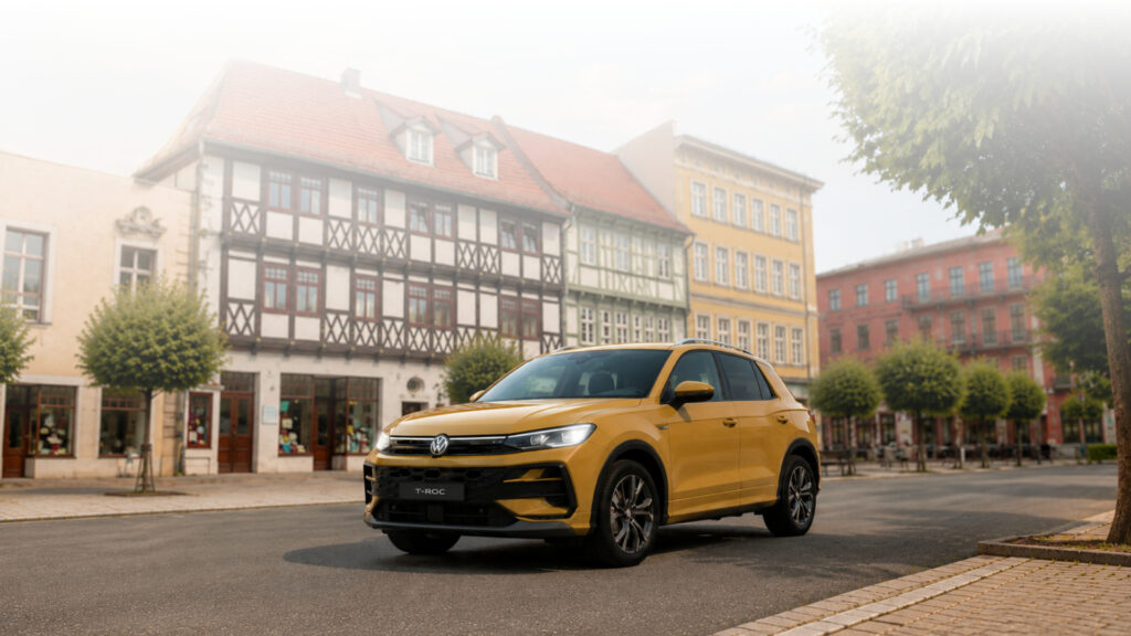 Privatleasing Angebot für VW T-Roc Life, welcher in der Innenstadt von Aschersleben steht.