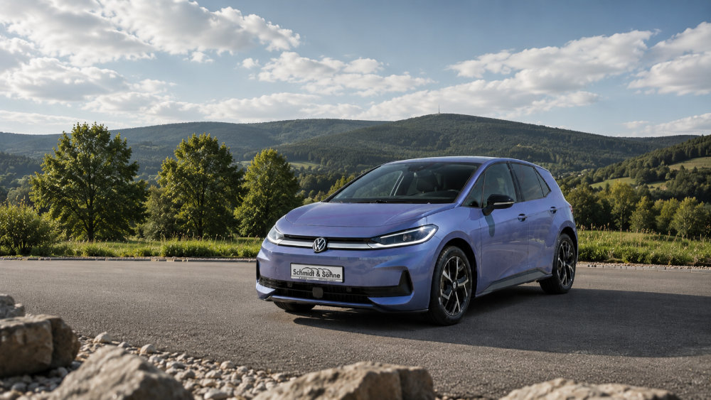 Privat-Leasing Angebot für den VW ID.3 Neo. Der nordmeerblaue ID.3 Neo steht auf einer Straße im Harz mit dem Broken im Hintergrund